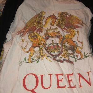Medium sized long sleeve Queen graphic shirt